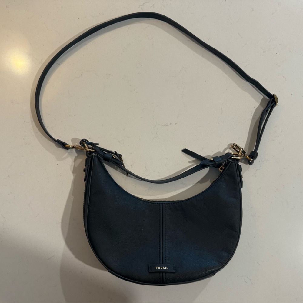 Fossil leather shoulder bag!